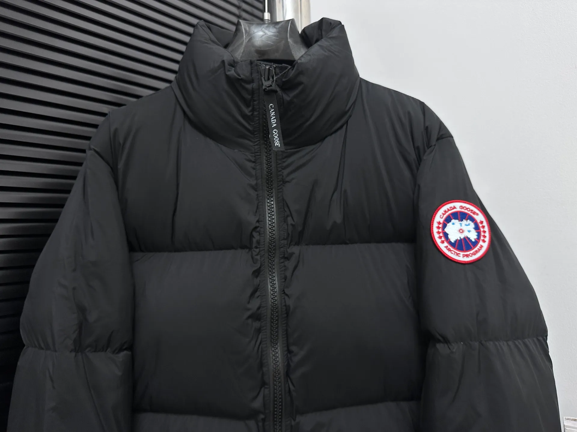 P840 【Canada gooes】Large Goose Sleeve Stand Collar Down Jacket Lawrence down jacket provides basic protection for daily adventures. Delicately soft fabric, this is a water-repellent fabric that is soft to the touch yet durable. Filled with extremely fluffy white duck down. This piece has a quilted body and structured down. Padded collar and reflective double-stripe grip tape. Extended hem and tucked-in inner rib-knit cuffs. Size: XS-2XL